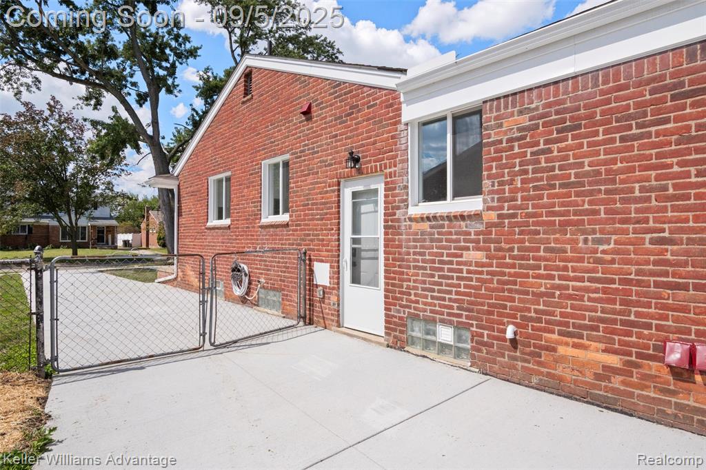 9844 E Clements Circle, Livonia, MI 48150 — Photo 32