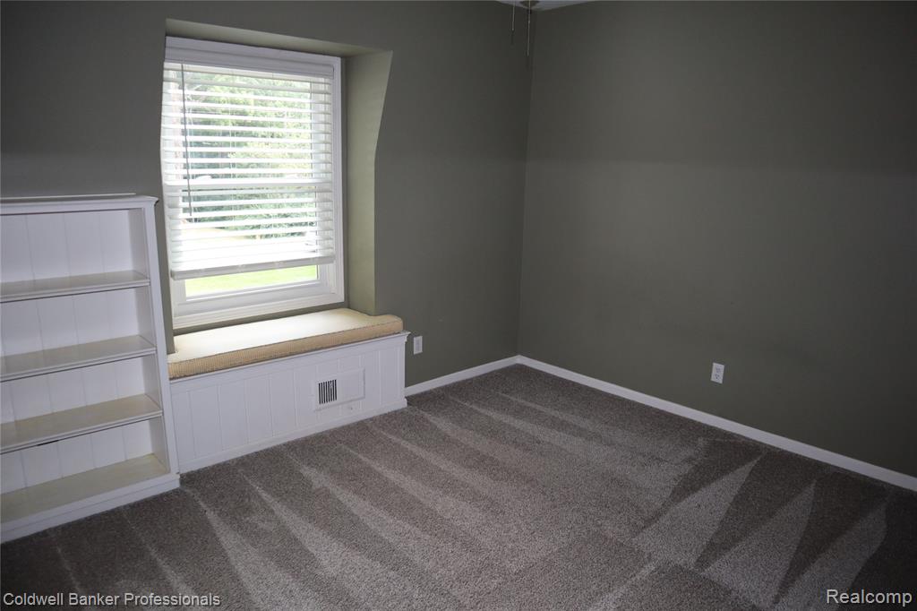 5435 S Sycamore Drive, Burton, MI 48509 — Photo 23