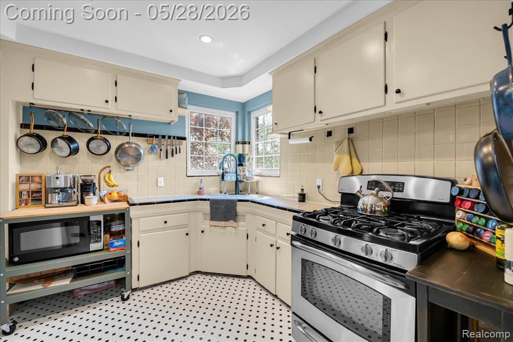 2101 Lochmoor Boulevard, Grosse Pointe Woods, MI 48236 — Photo 6