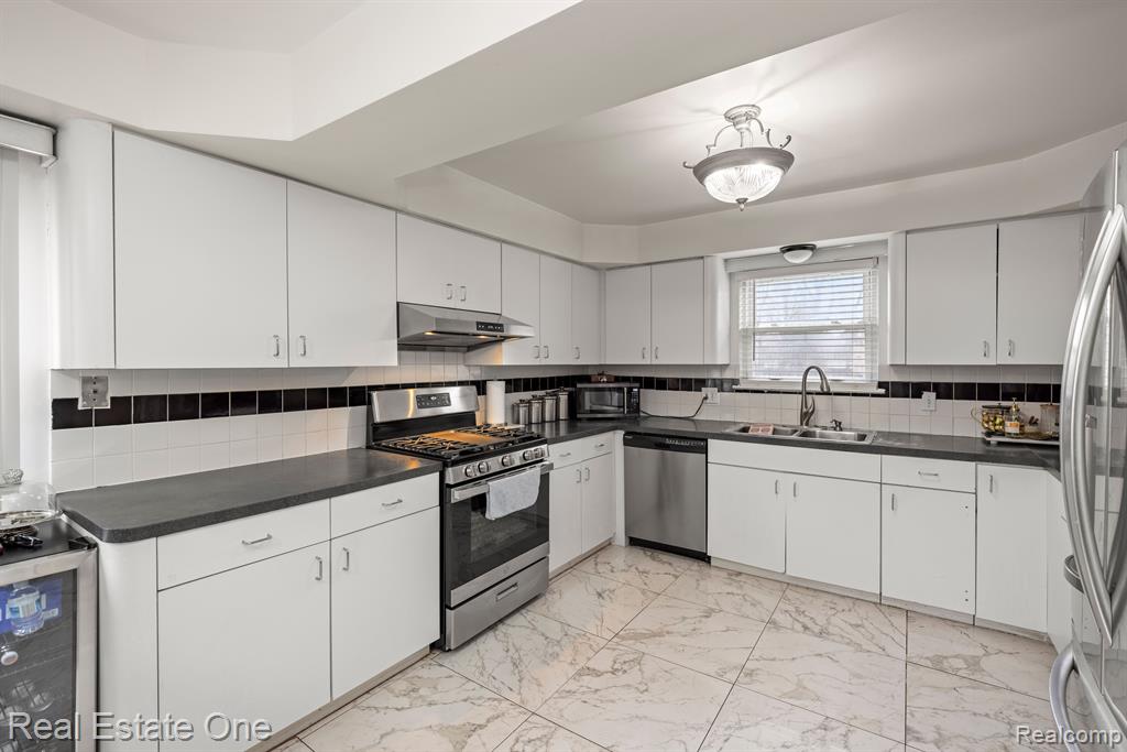 4275 NICKOLAS Drive, Sterling Heights, MI 48310 — Photo 14
