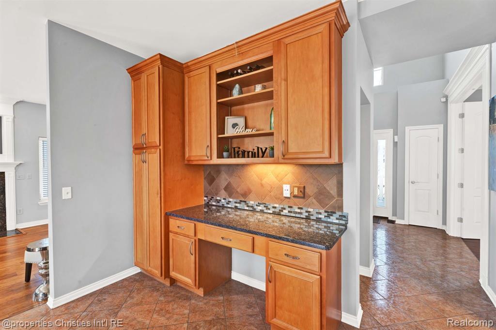 815 AMBERWOOD Street, Auburn Hills, MI 48326 — Photo 11