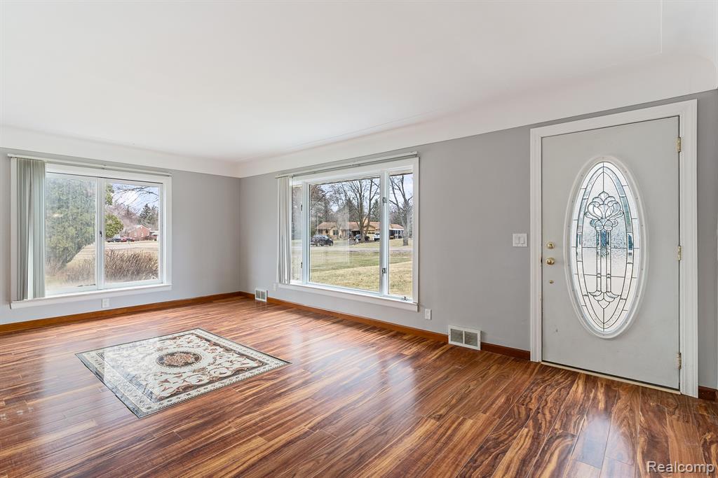 724 NICHOLS Road, Auburn Hills, MI 48326 — Photo 9