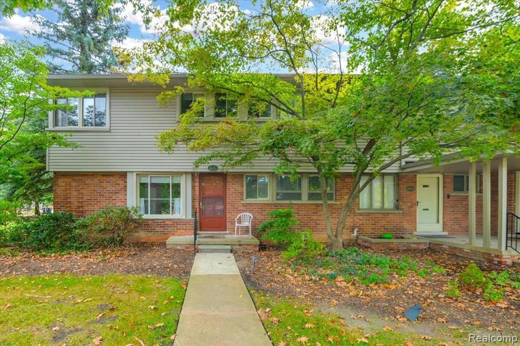 1076 Stratford Lane, Bloomfield Hills, MI 48304 — front exterior