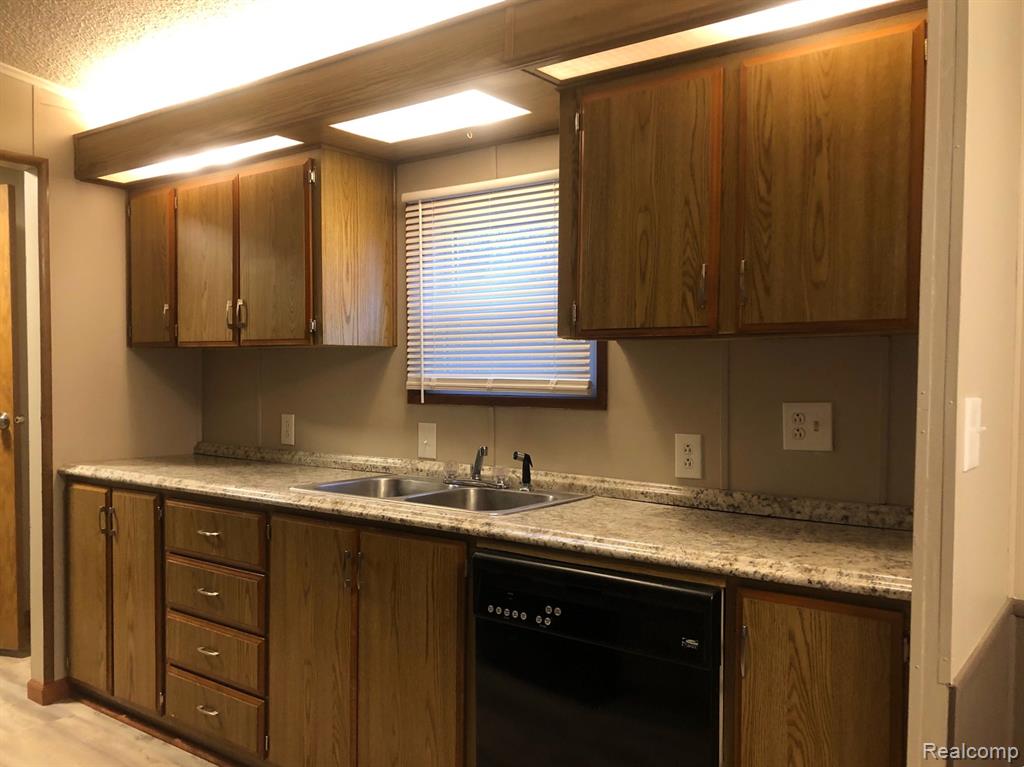 608 Holly Court, Jonesville, MI 49250 — Photo 15