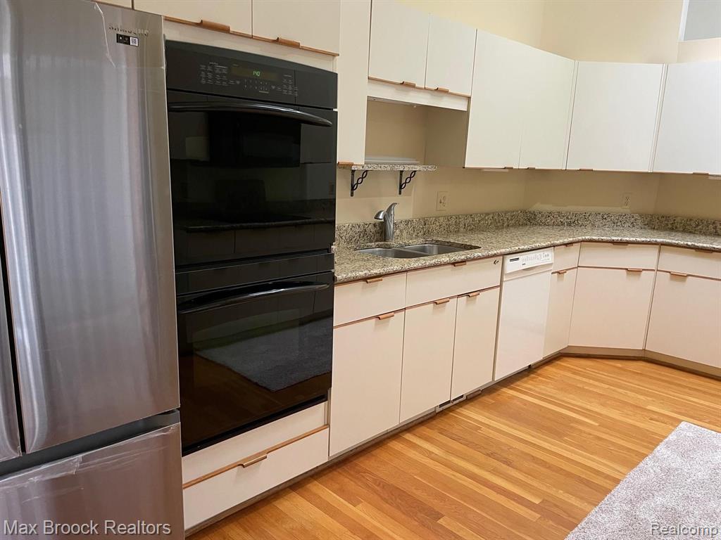 7352 MEADOWRIDGE Circle, West Bloomfield, MI — Photo 17