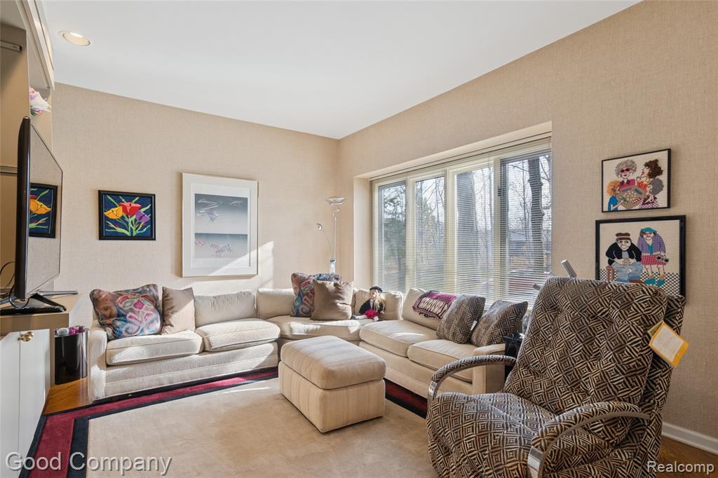 5104 Woodcliff Hill Road W, West Bloomfield, MI 48323 — Photo 8