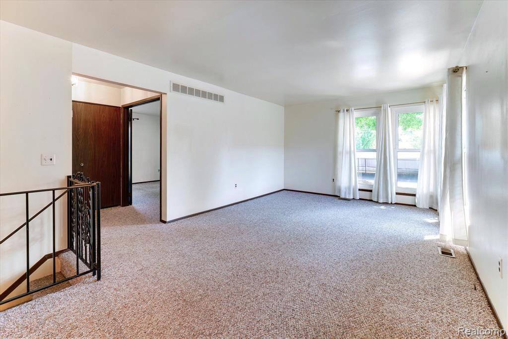 2702 ROUNDTREE Drive, Troy, MI 48083 — Photo 10