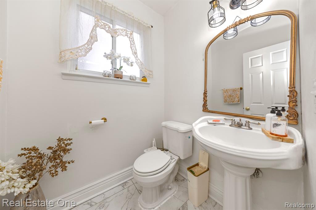 4275 NICKOLAS Drive, Sterling Heights, MI 48310 — Photo 30