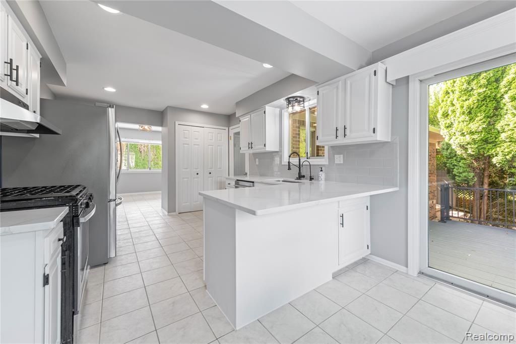 9662 Waterway Drive, Grosse Ile, MI 48138 — Photo 14