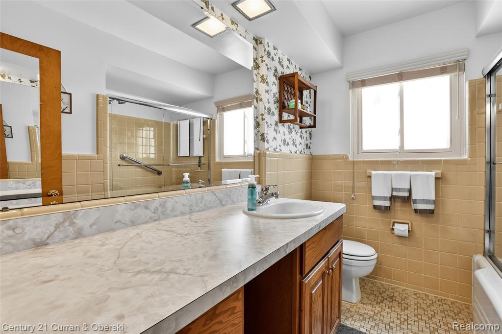8224 N Evangeline Street, Dearborn Heights, MI 48127 — Photo 17
