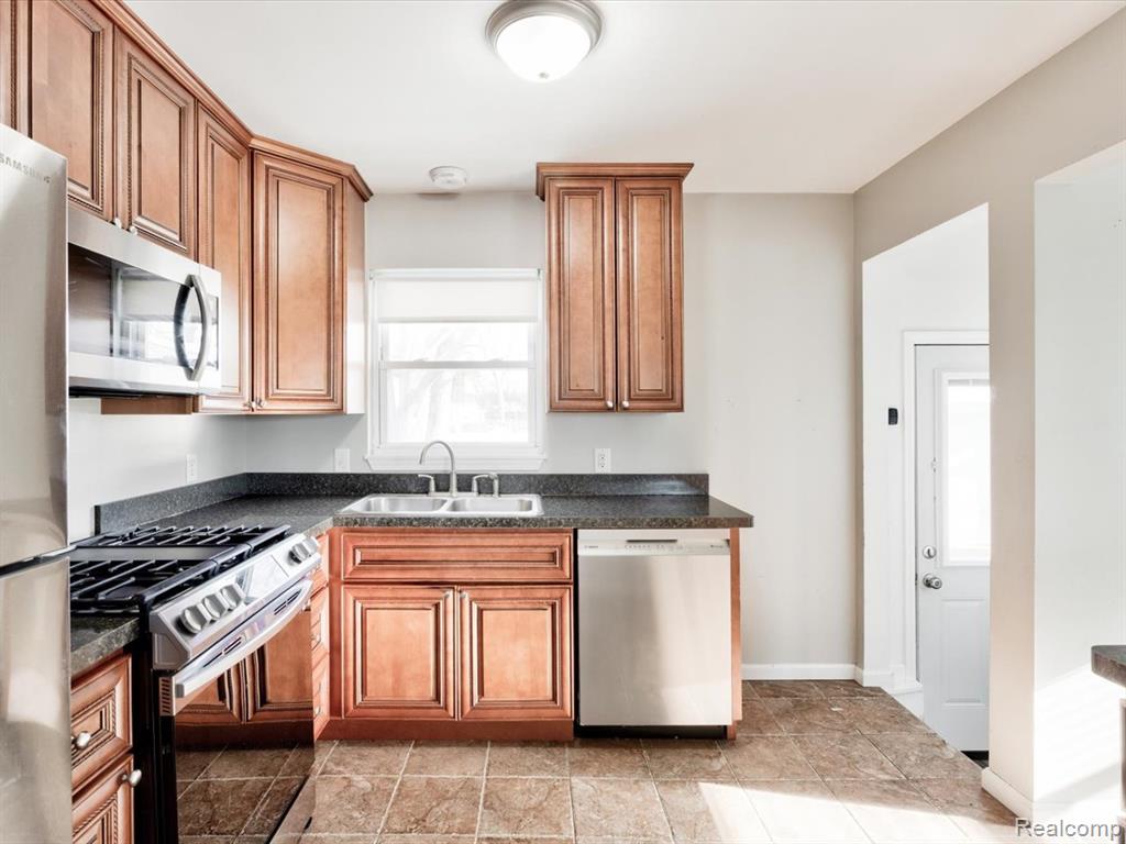 917 CAROLINA, Marysville, MI 48040 — Photo 12