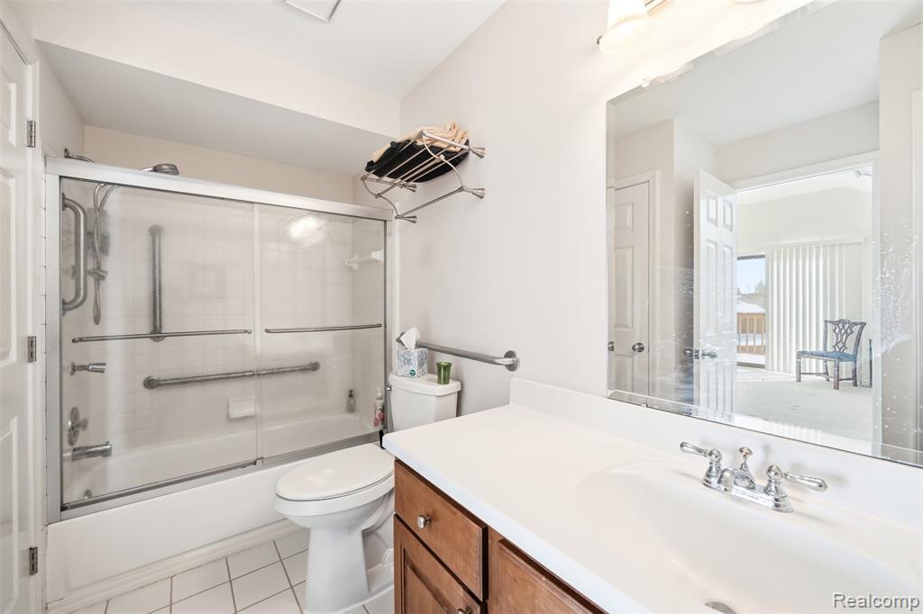 42192 Lochmoor Street, 35, Clinton Twp, MI 48038 — Photo 24