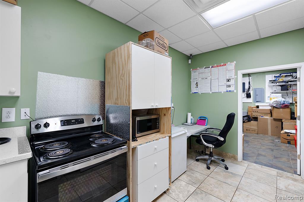 27241 SOUTHFIELD Road, Lathrup Village, MI 48076 — Photo 17