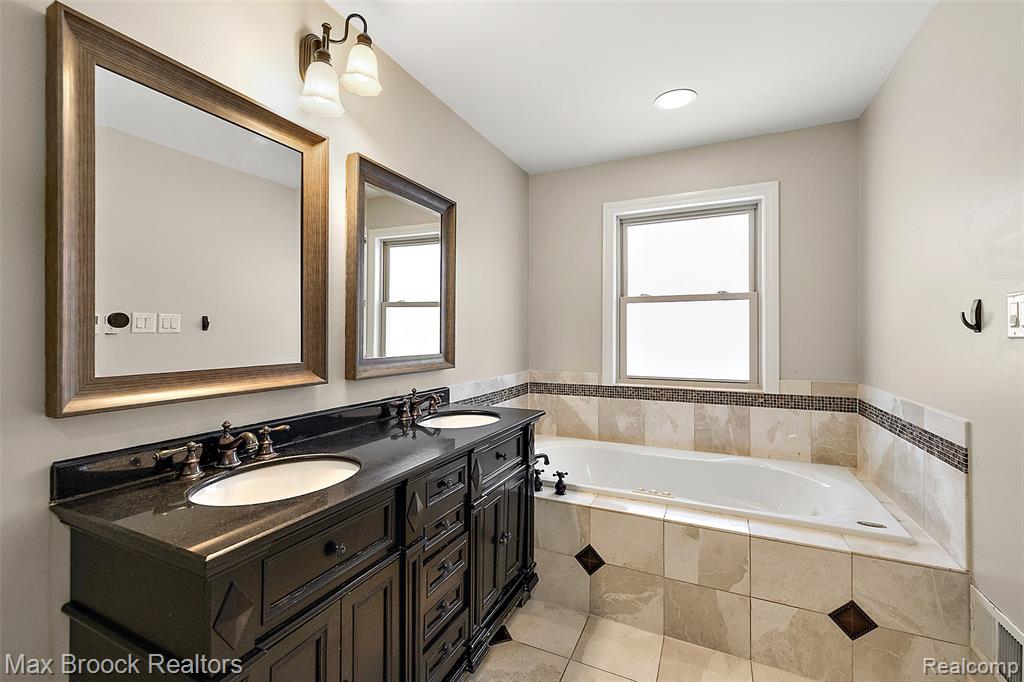 5645 Eastman Boulevard, West Bloomfield, MI 48323 — Photo 14