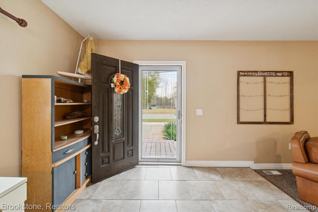212 Airport Drive, Holly, MI 48442 — Photo 3