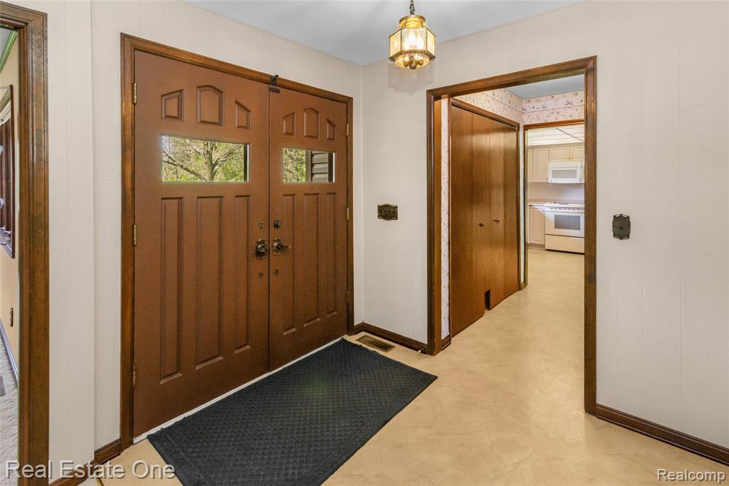 9050 Earhart Road, South Lyon, MI 48178 — Photo 5