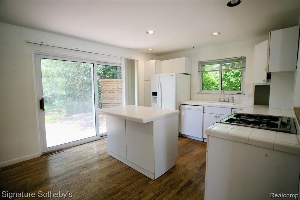 5800 Paramus, Clawson, MI — Photo 5