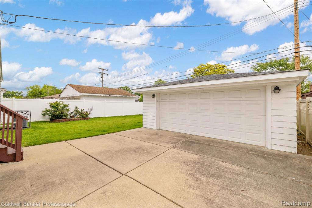 8536 Blackburn Drive, Westland, MI — Photo 27