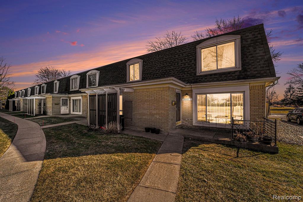 29972 CITY CENTER Drive, 3, Warren, MI 48093 — Photo 2