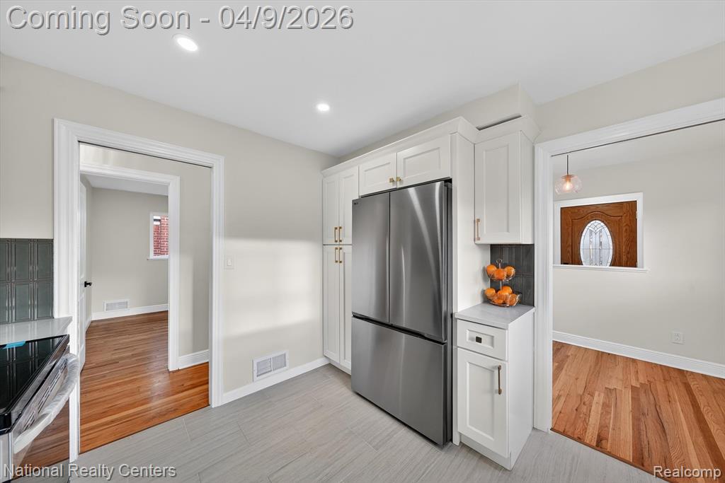205 Royal Park Lane, Madison Heights, MI 48071 — Photo 15