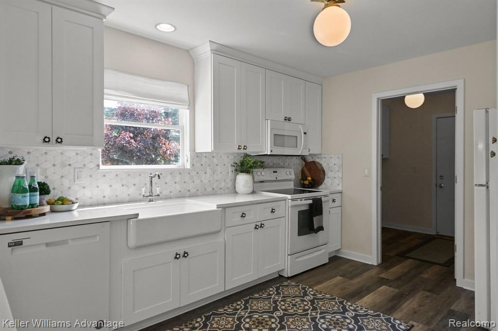 390 Mulberry Drive, Commerce Twp, MI 48390 — Photo 14