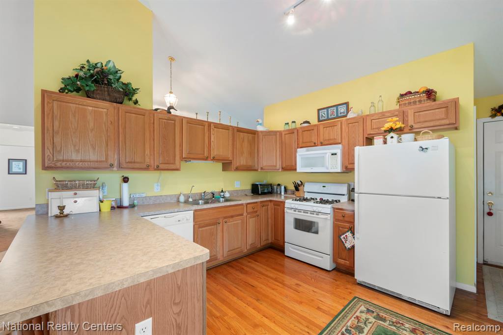 7221 Hawthorne Circle, Goodrich Vlg, MI — Photo 5