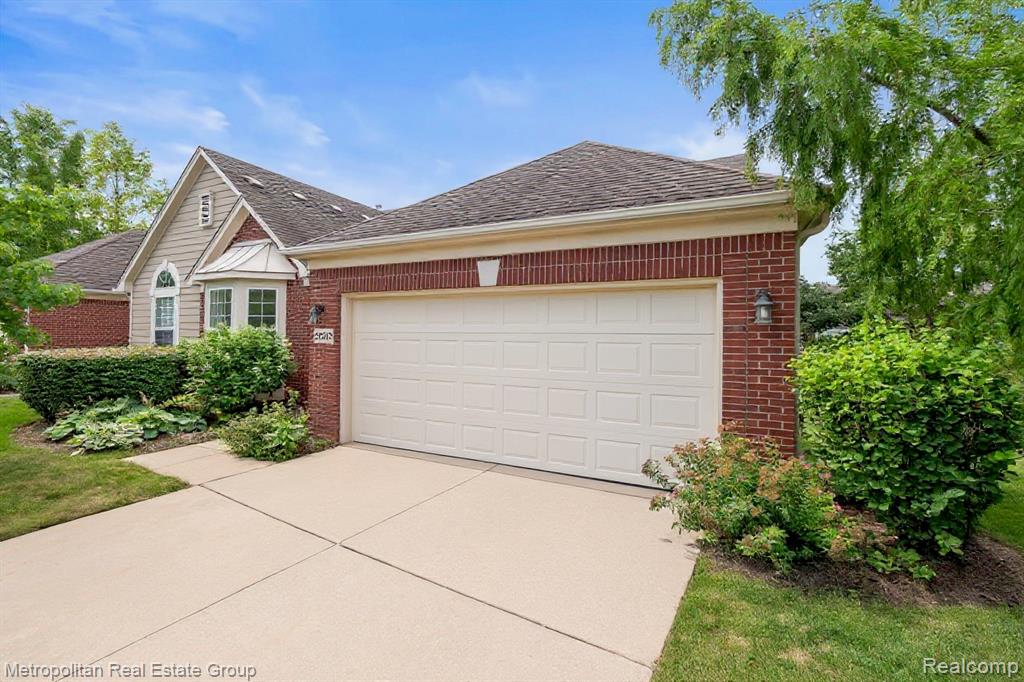 30207 Viewcrest Court, Novi, MI 48377 — Photo 2