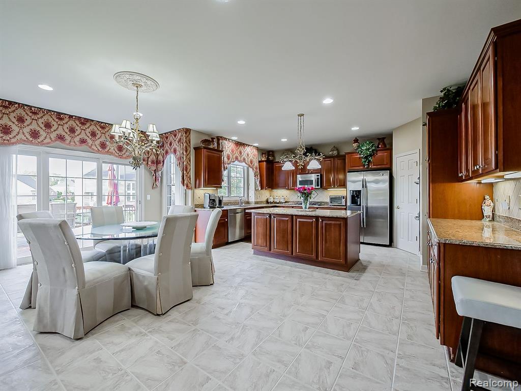 6866 CAMBRIDGE, West Bloomfield, MI — Photo 12