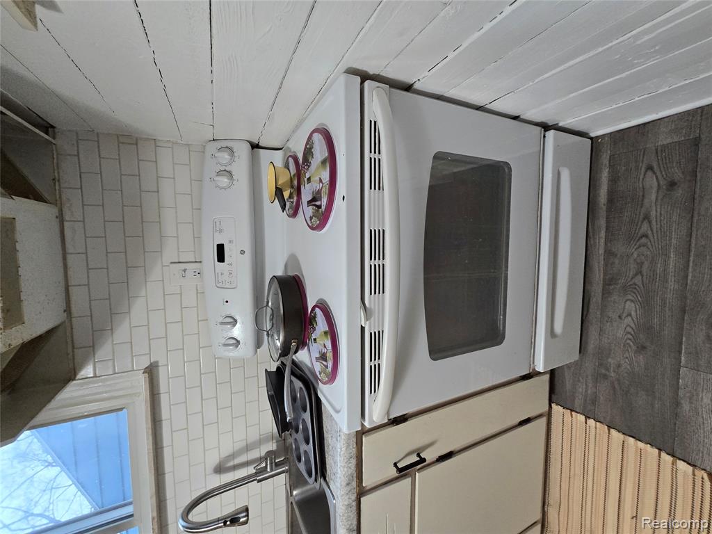 6465 Monrovia Drive, Waterford, MI 48329 — Photo 29
