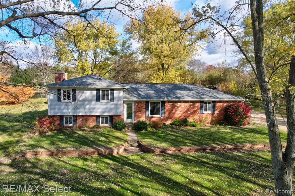 550 W Rose Center Road, Holly, MI 48442 — front exterior