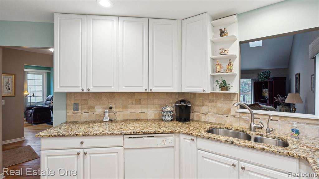 741 RED MAPLE Lane, Wixom, MI 48393 — Photo 6