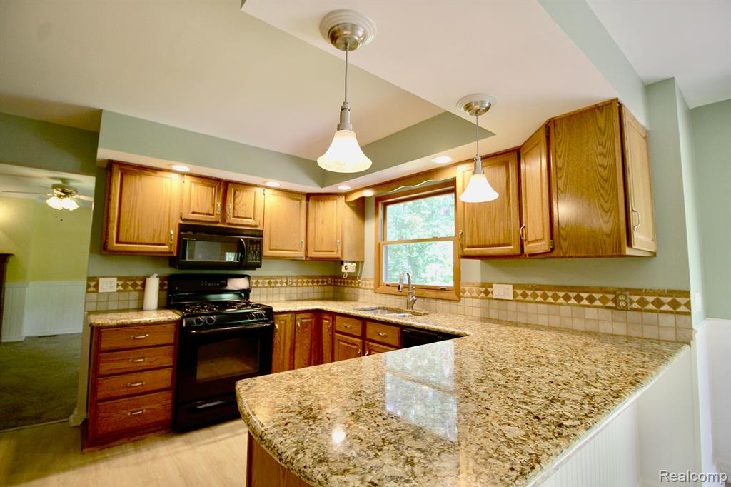 9296 Pine Hill Trail, Fenton, MI 48430 — Photo 7