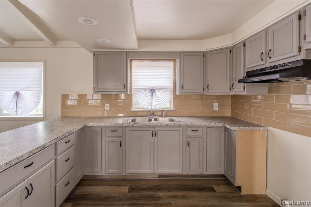 2303 W COLDWATER Road, Flint, MI 48505 — Photo 8