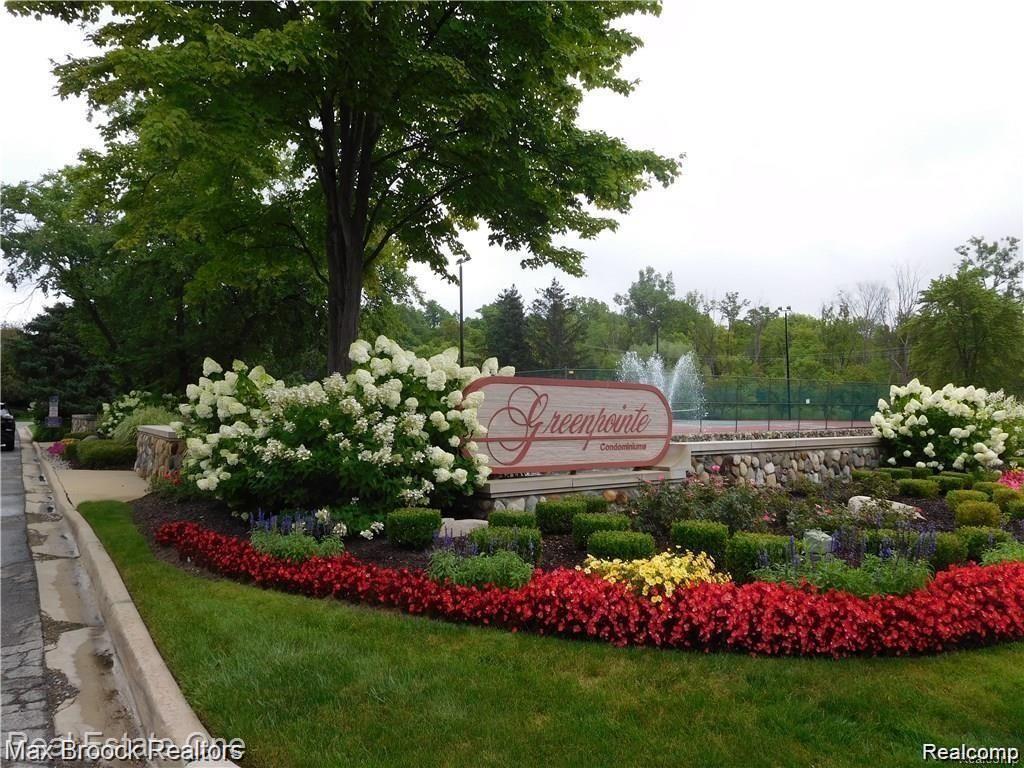 7352 MEADOWRIDGE Circle, West Bloomfield, MI — Photo 2