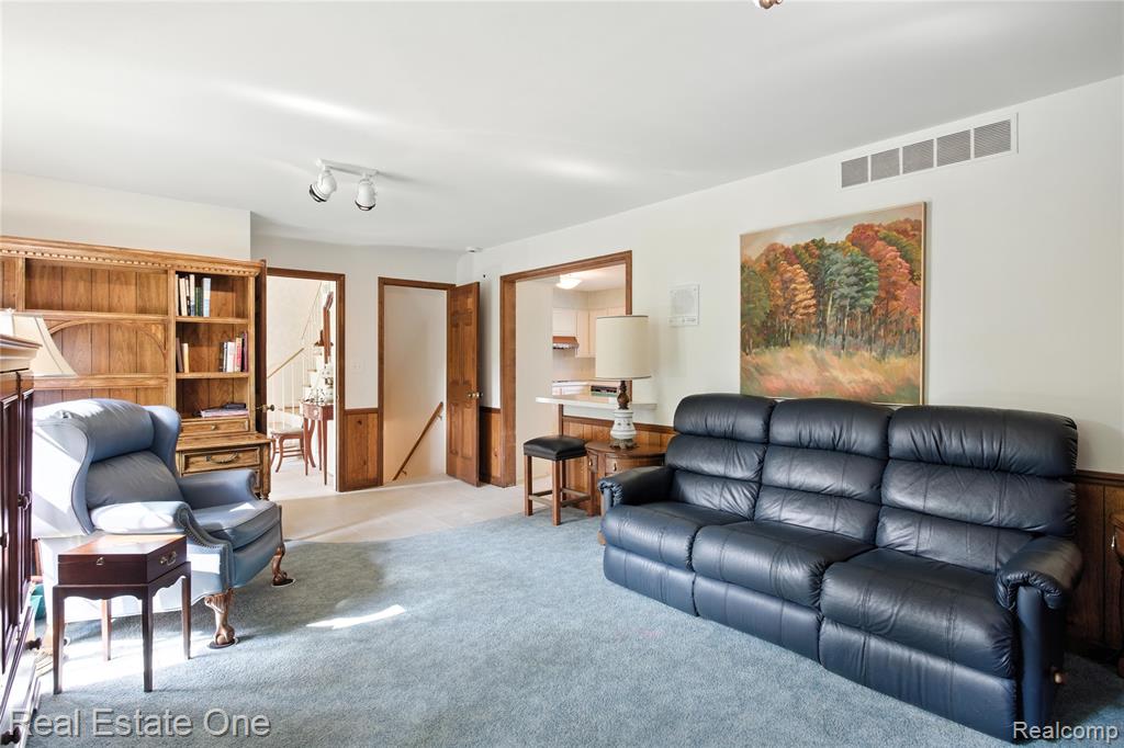 604 Longford Drive, Rochester Hills, MI 48309 — Photo 11