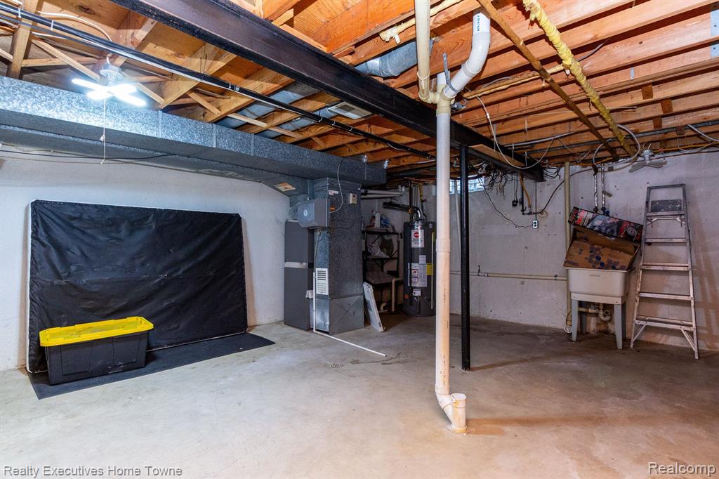 39654 EDGEMONT Drive, Sterling Heights, MI 48310 — Photo 30