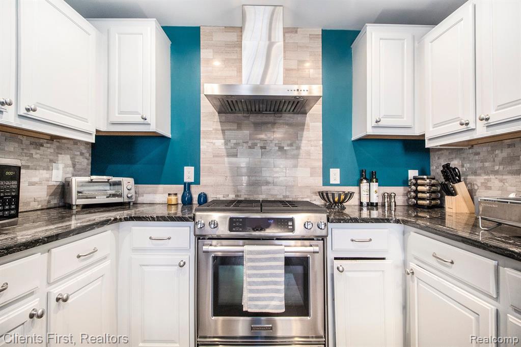 16870 FARMINGTON Road, Livonia, MI 48154 — Photo 12