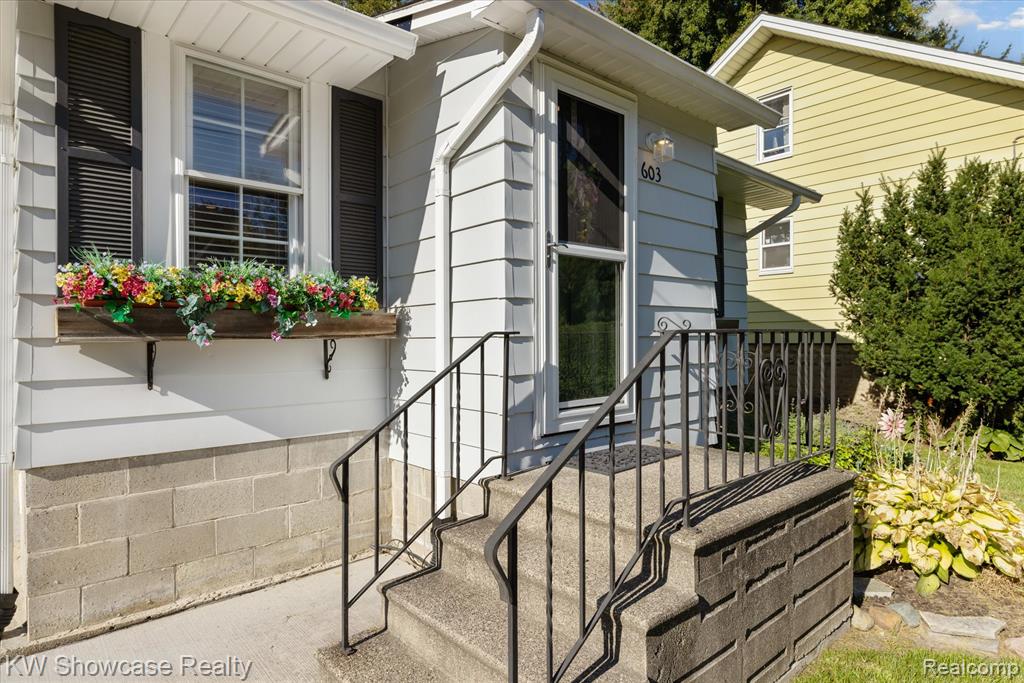 603 W Clinton Street, Howell, MI 48843 — Photo 2