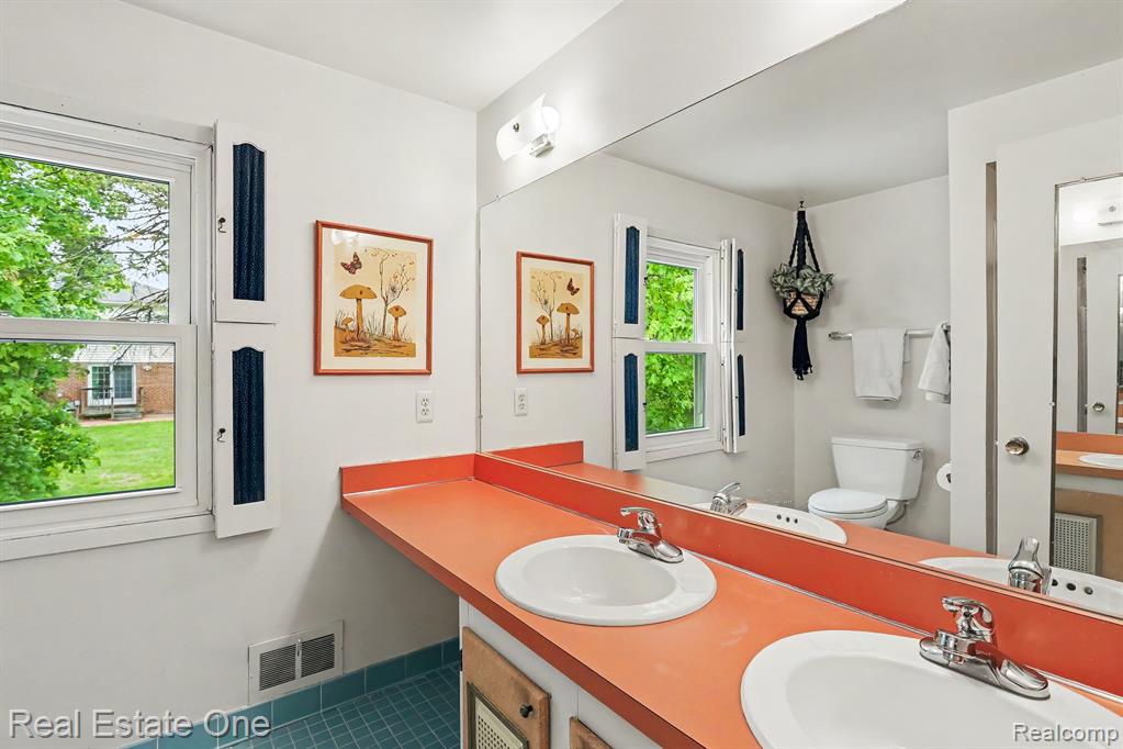 4923 Stamford Drive, West Bloomfield, MI 48323 — Photo 15