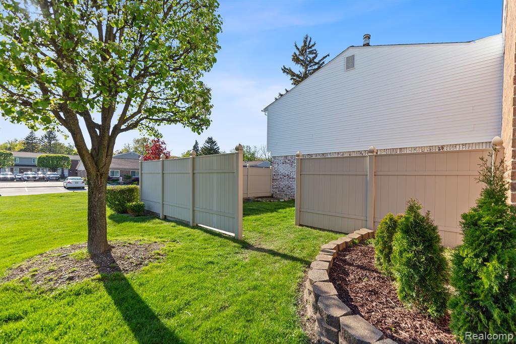 45880 KENSINGTON Street, Utica, MI 48317 — Photo 20