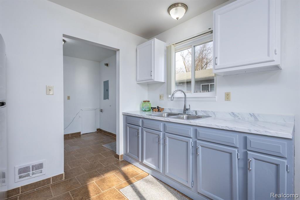 877 KETTERING Avenue, Pontiac, MI 48340 — Photo 9
