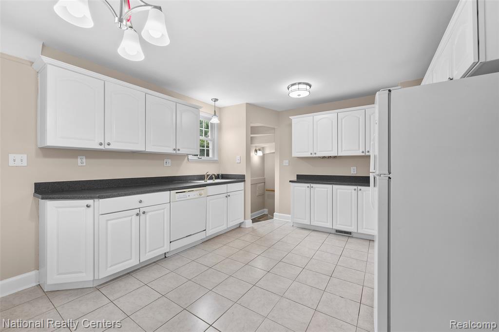 9924 Arden Street, Livonia, MI 48150 — Photo 11