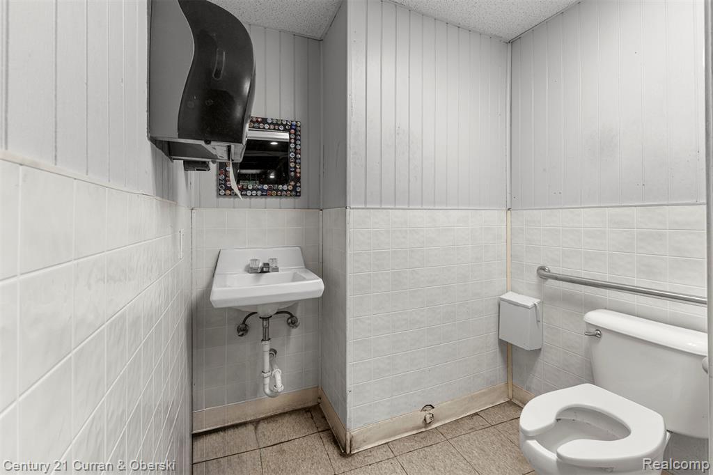 21350 Van Born Rd, Dearborn Heights, MI 48125 — Photo 24