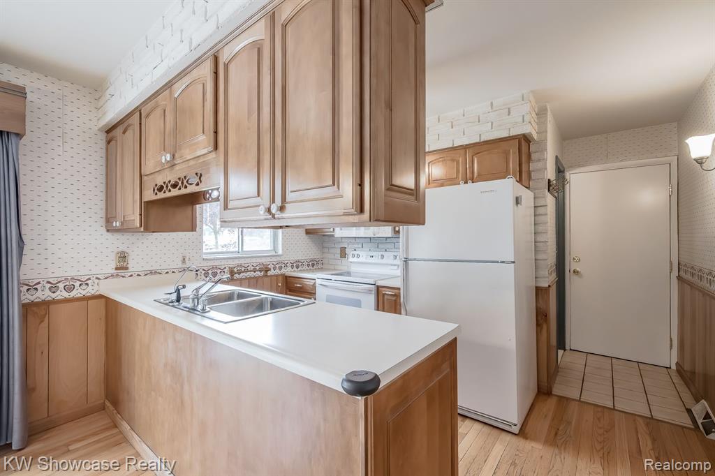 841 DRIBURG Drive, Commerce Twp, MI 48390 — Photo 9
