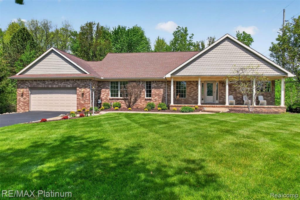 59360 Foxpointe Lane, South Lyon, MI 48178