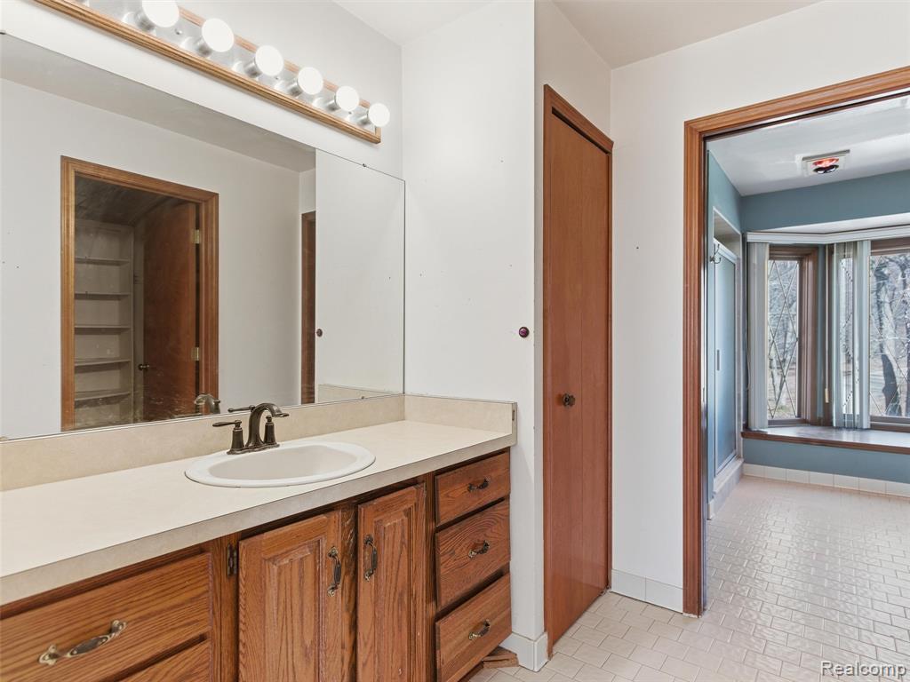 6400 Bridle Lane, Highland, MI 48356 — Photo 25