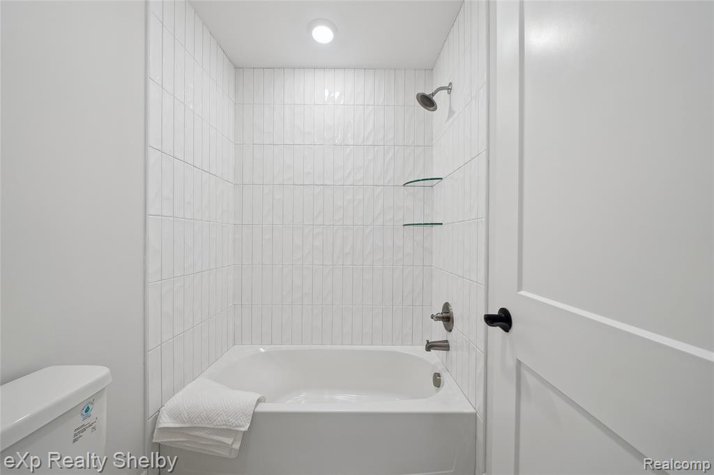 52030 Wellington Valley Drive, Macomb, MI 48042 — Photo 32