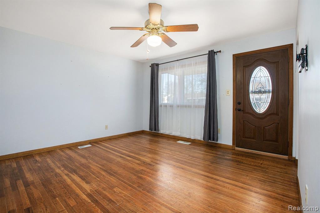 1163 FALL RIVER Road, Ypsilanti, MI 48198 — Photo 4