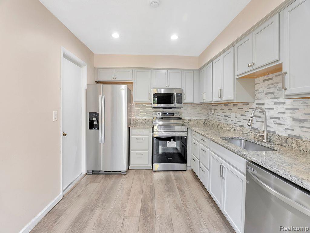 3092 LINDENWOOD Drive, Dearborn, MI 48120 — Photo 13