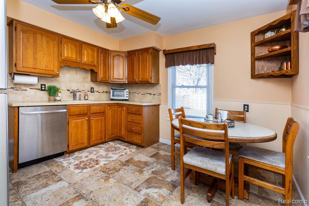 20927 Hawthorne Street, Harper Woods, MI 48225 — Photo 3